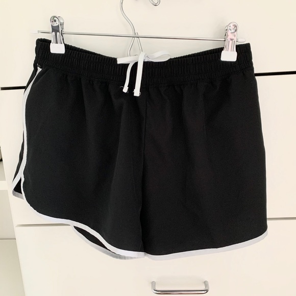 Althletic black shorts!<3 - Picture 2 of 5